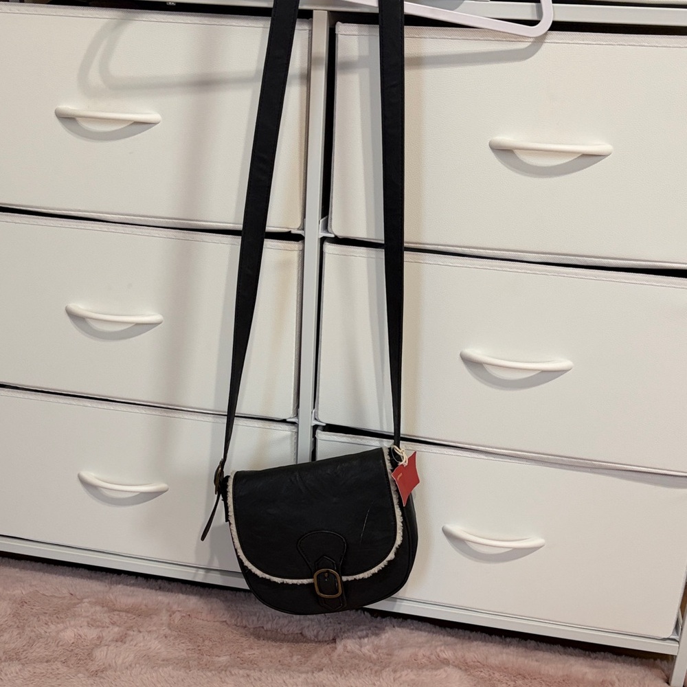 Elegant Black Crossbody Bag with Buckle Detail